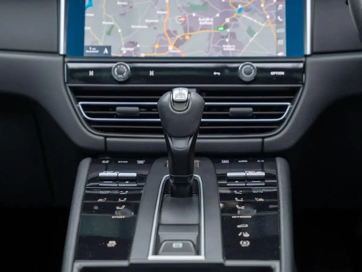 2022-porsche-macan-20-big-42