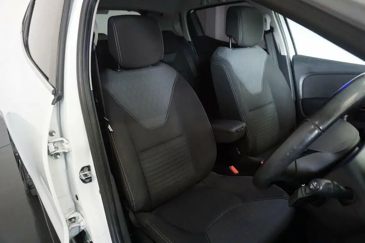 2014-renault-clio-15dci-dynamique-s-medianav-edc-auto-big-15
