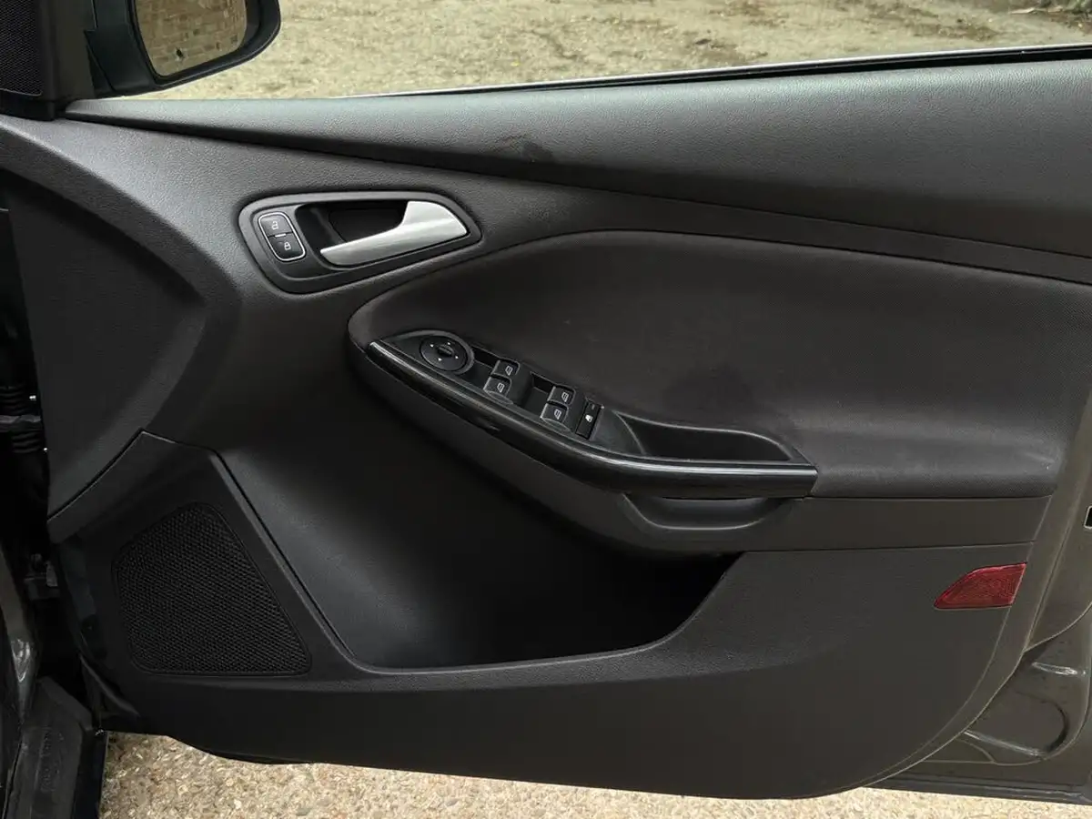 2015-ford-focus-10-titanium-t-125ps-hatchback-big-37