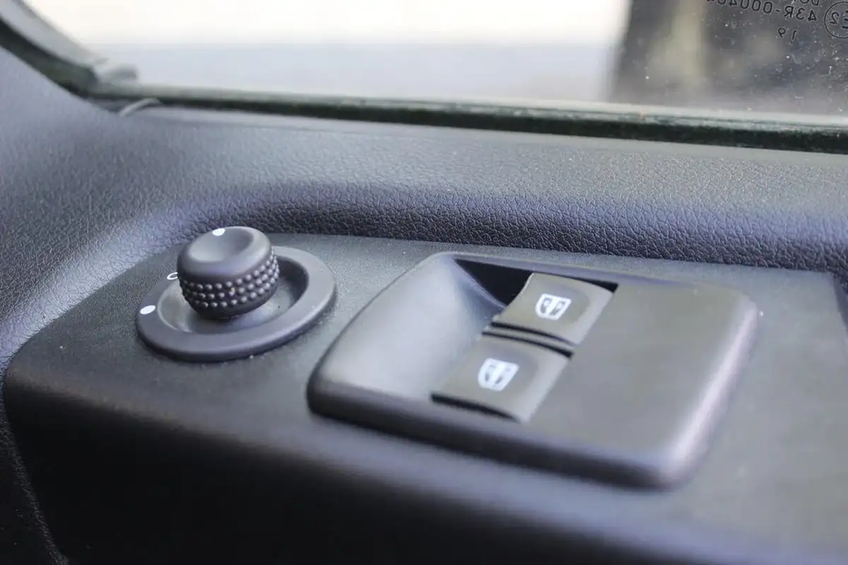 2020-renault-trafic-passenger-20dci-ll30-170-sport-nav-big-17