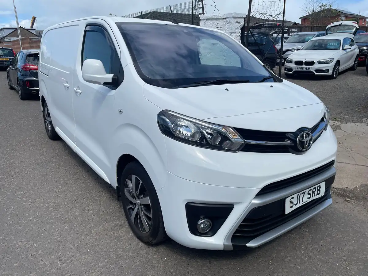 2017-toyota-proace-16d-comfort-compact-big-0