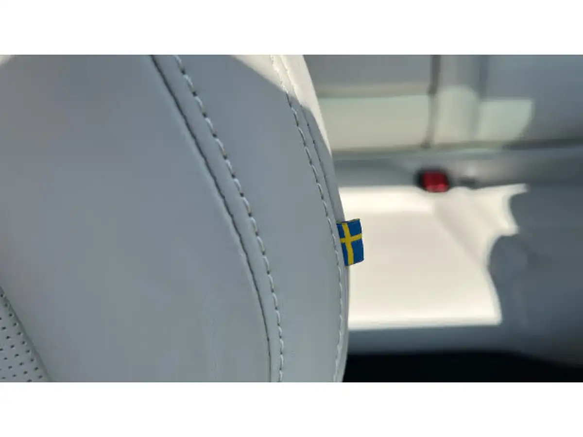 2024-volvo-xc60-20-t8-ultra-dark-big-21
