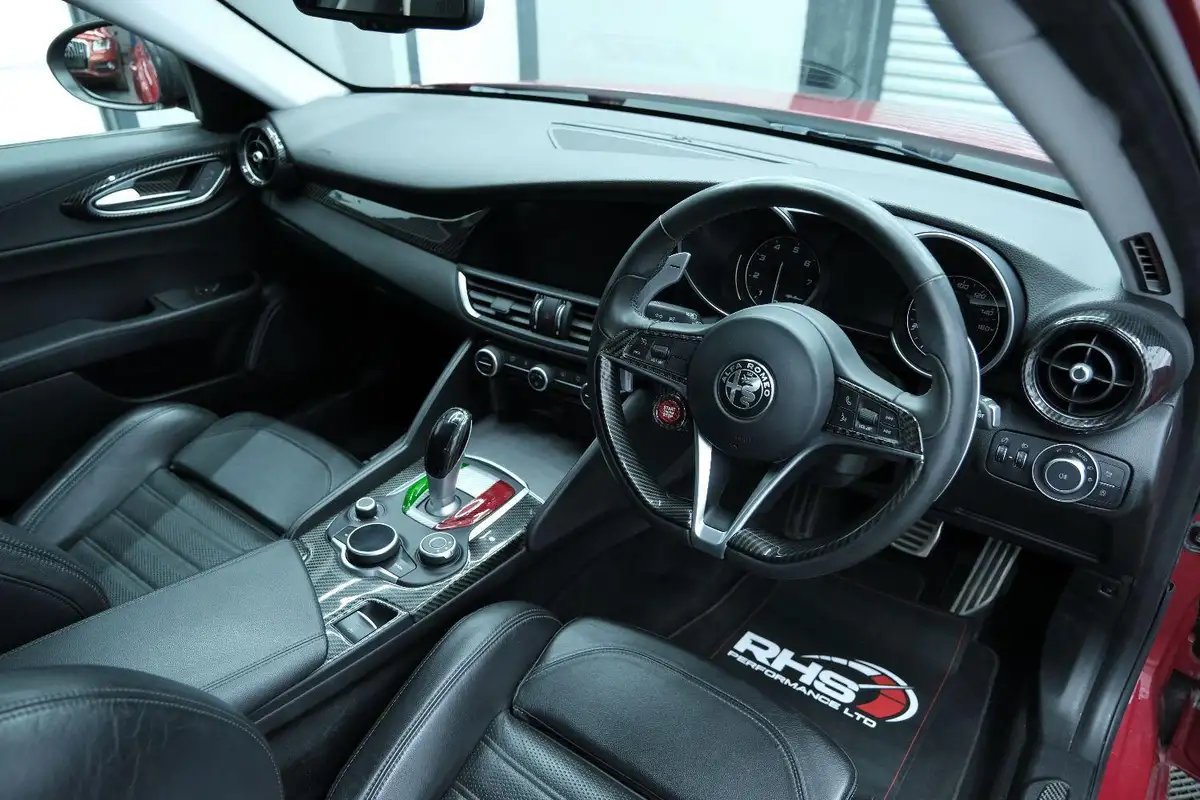 2017-alfa-romeo-giulia-20-veloce-big-54
