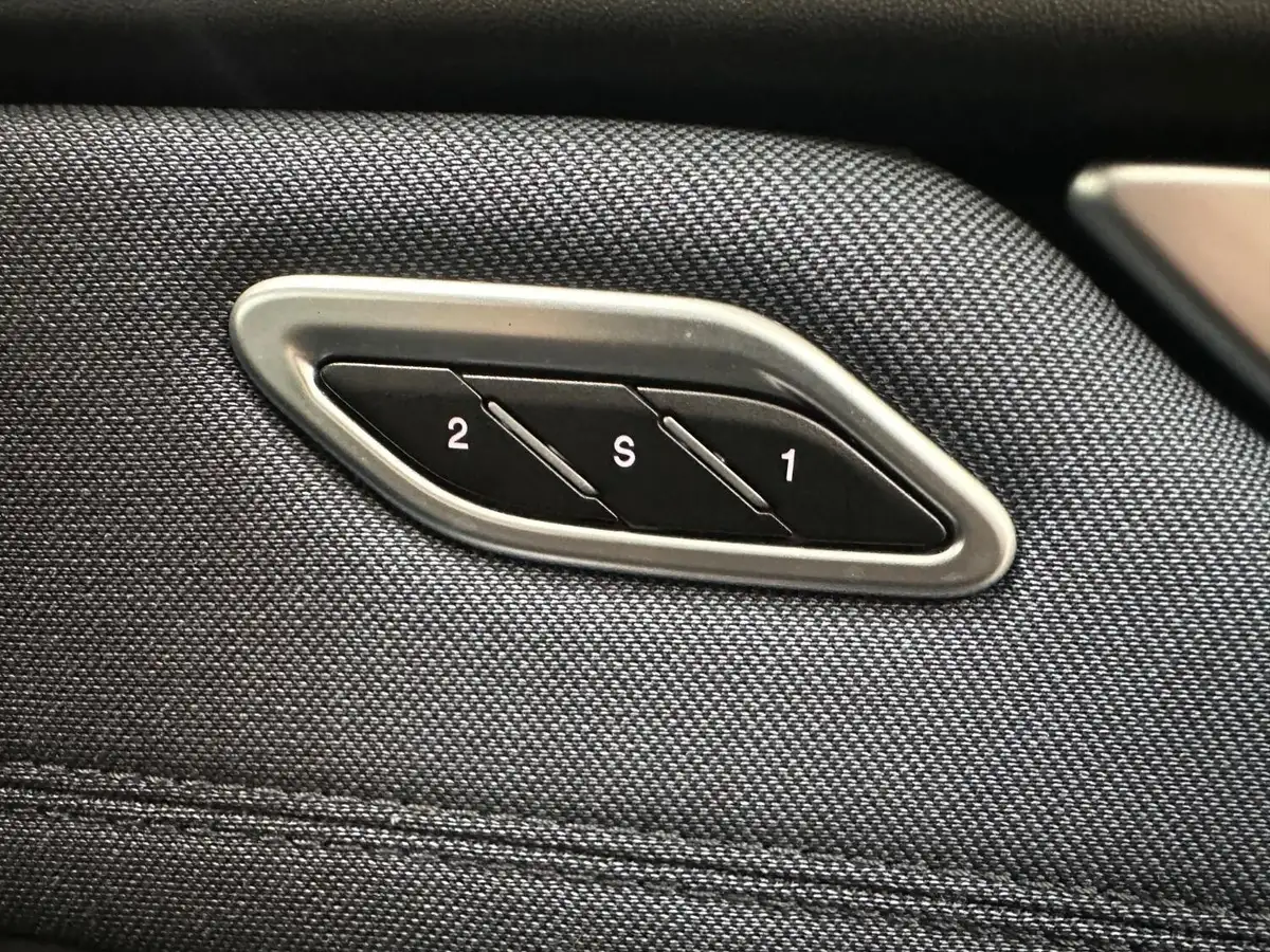 2017-maserati-levante-30td-4x4-no-trim-big-40