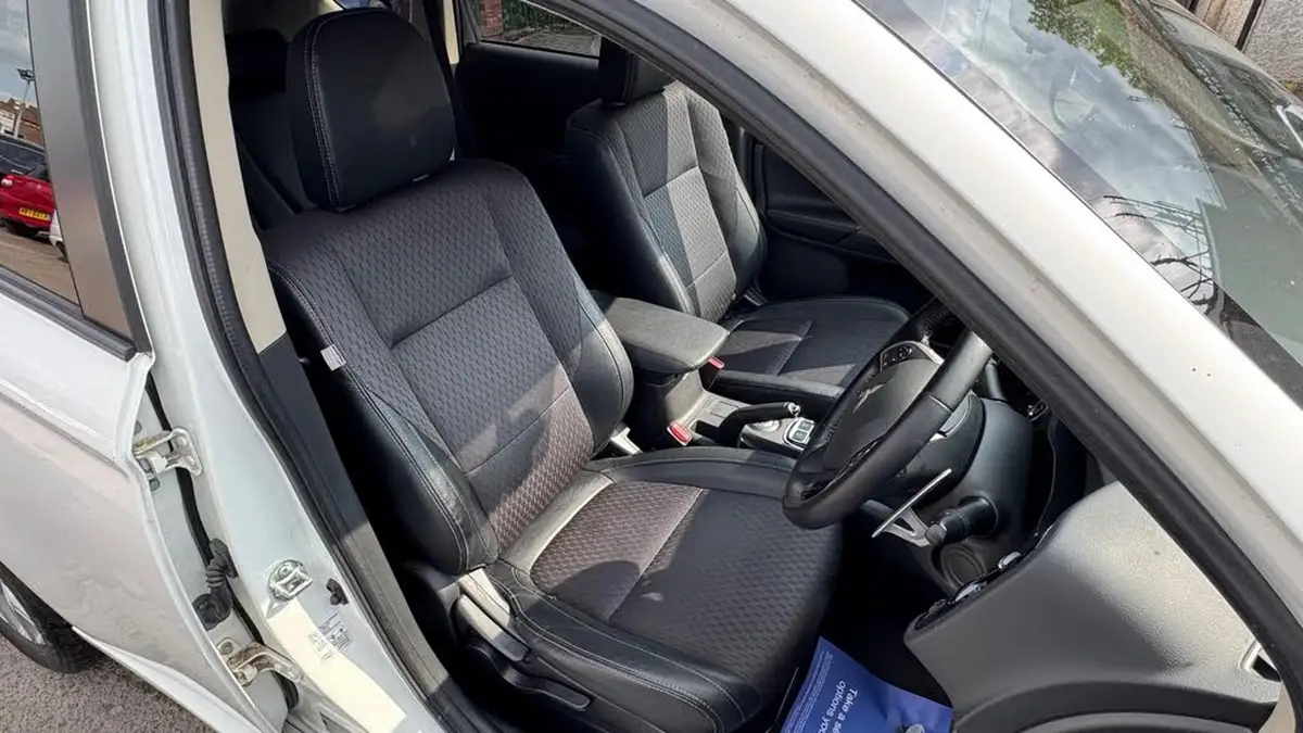 2015-mitsubishi-outlander-20-gx3h-phev-5st-big-14