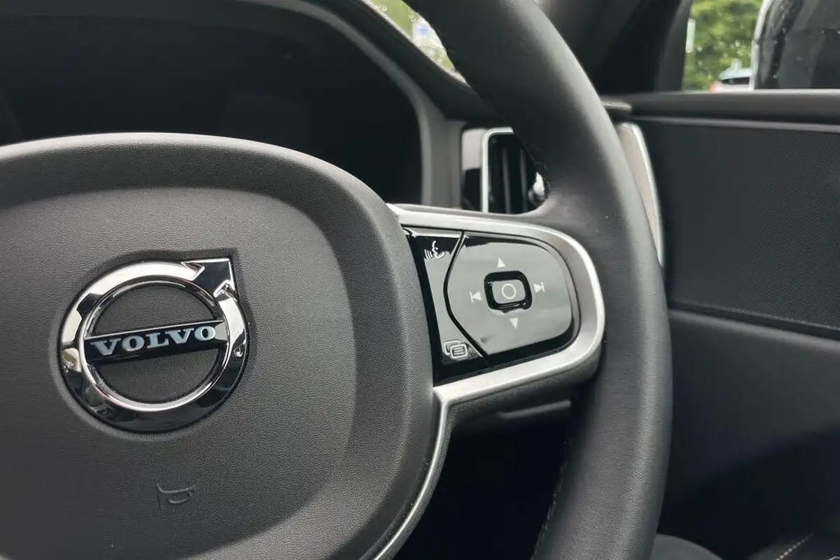 2021-volvo-xc60-20-b5-r-design-pro-awd-big-35