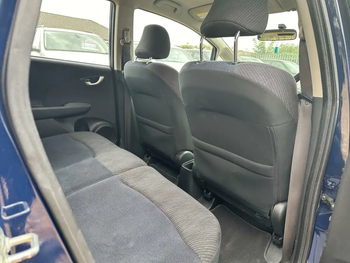 2013-honda-jazz-14-es-cvt-big-21
