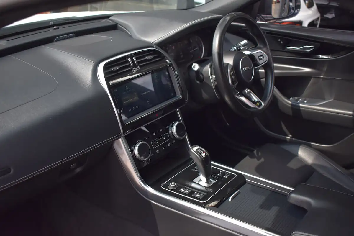 2021-jaguar-xe-20-d200-r-dynamic-black-big-38