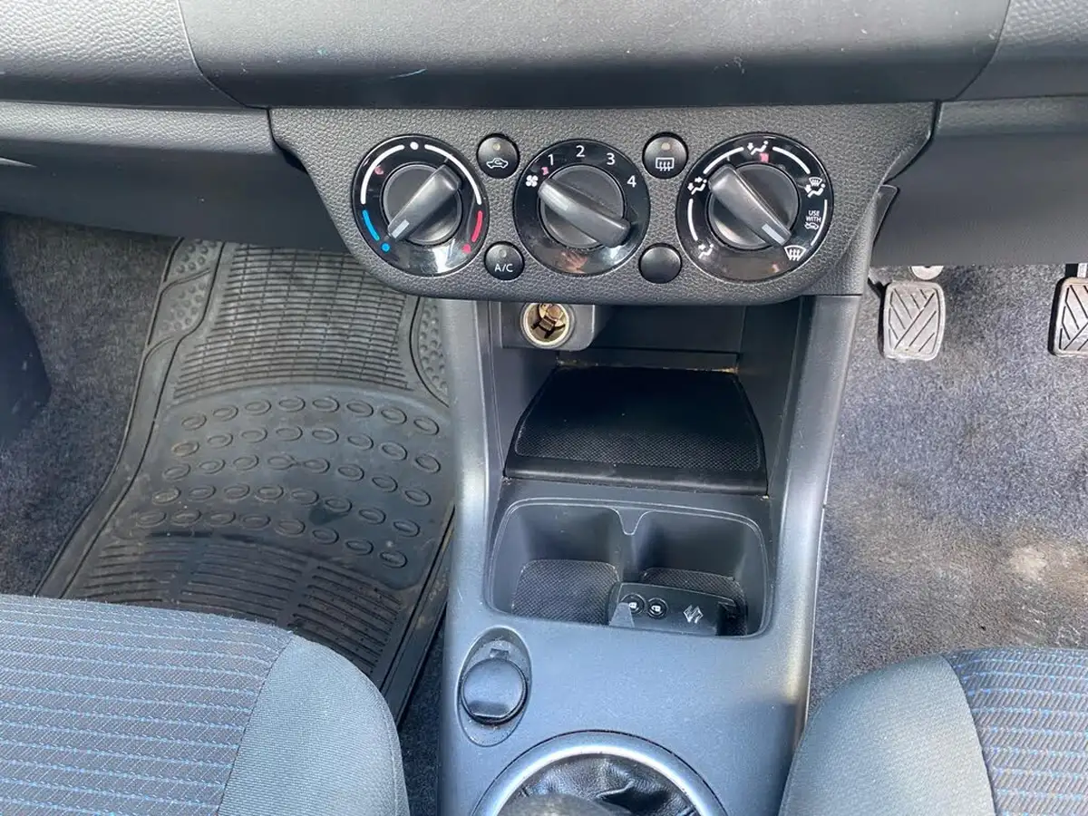 2009-suzuki-swift-13td-big-44