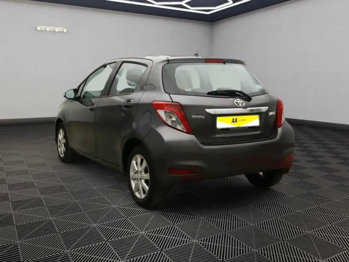2013-toyota-yaris-133-tr-vvt-i-5d-big-2