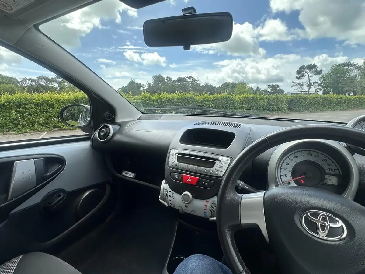 2014-toyota-aygo-10-mode-ac-5d-big-25
