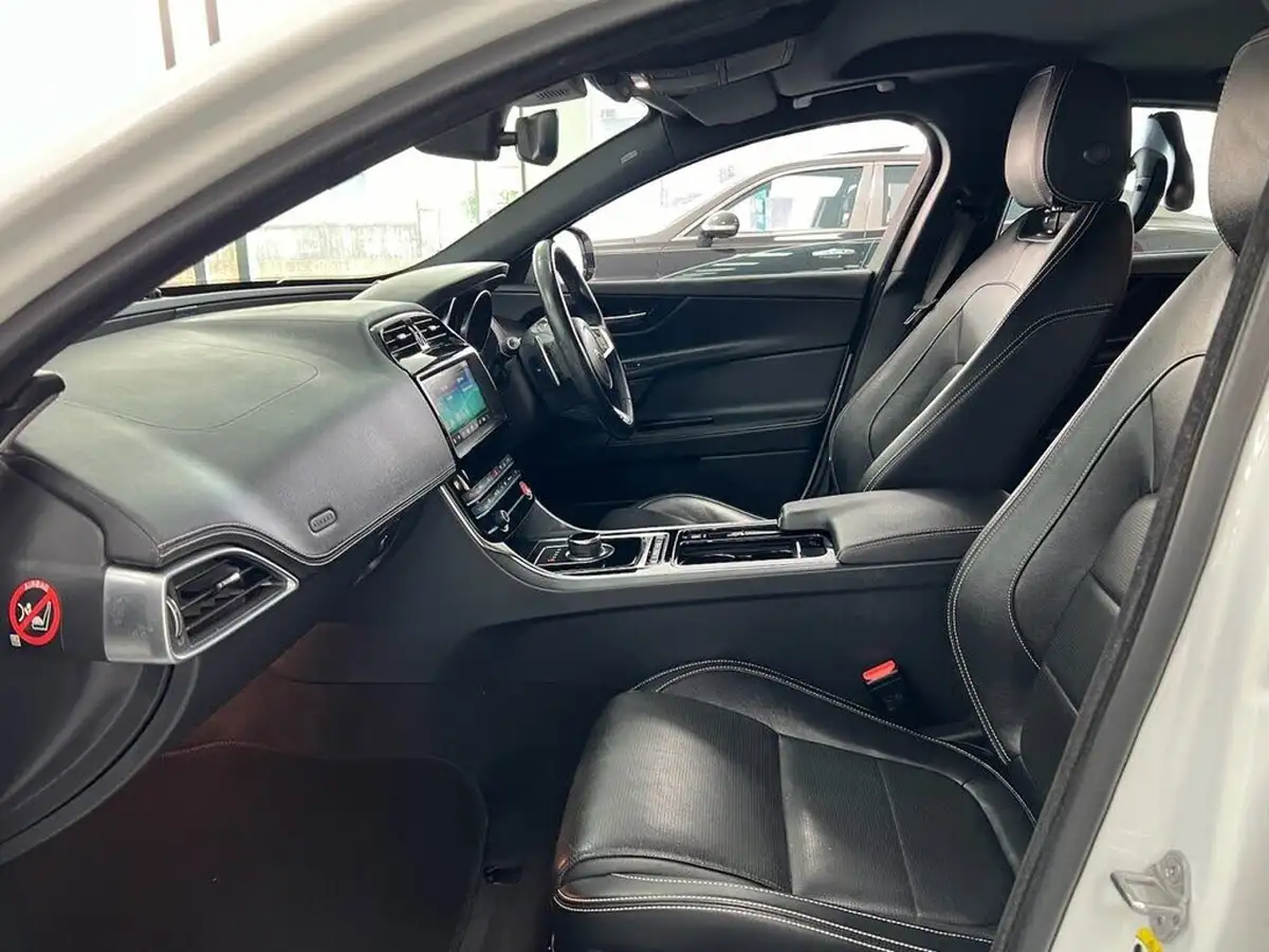 2019-jaguar-xe-20i-r-sport-200ps-big-15