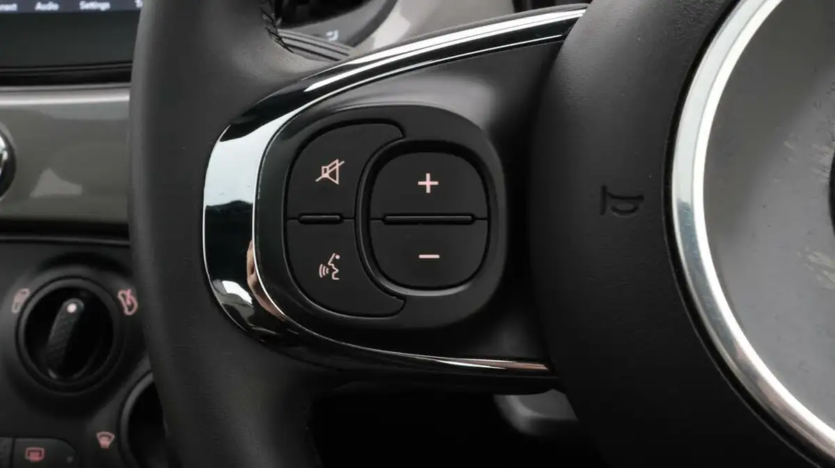 2022-fiat-500-10-dolcevita-big-25
