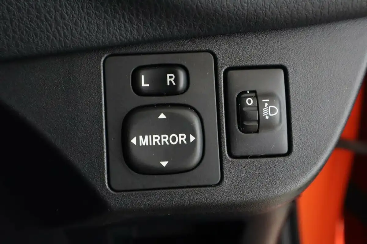 2016-toyota-yaris-133-orange-edition-big-30
