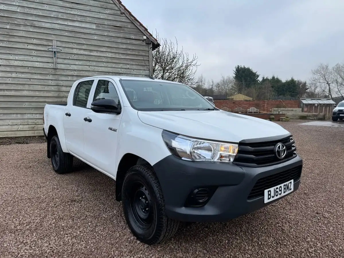 2019-toyota-hi-lux-24d-4d-active-150hpeu6dt-e-32t-double-pick-up-big-3
