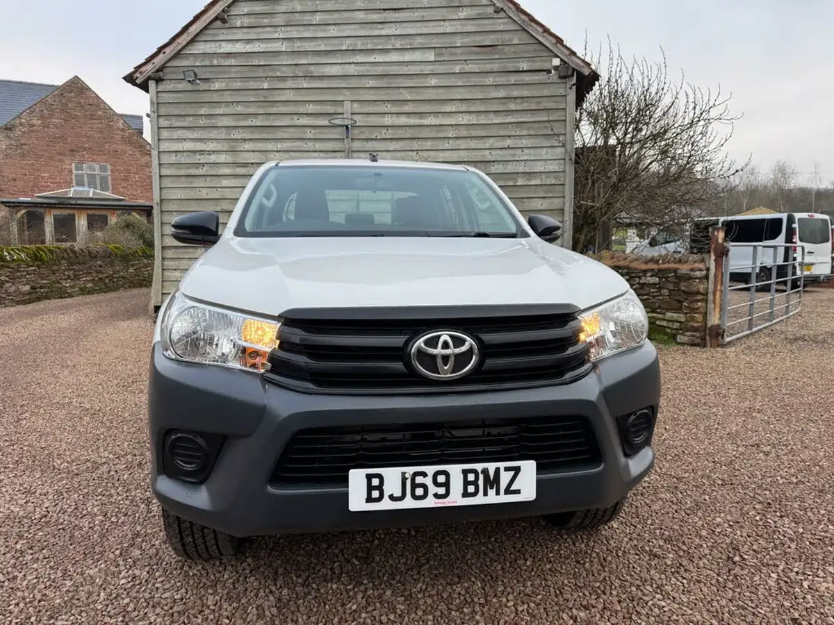 2019-toyota-hi-lux-24d-4d-active-150hpeu6dt-e-32t-double-pick-up-big-7