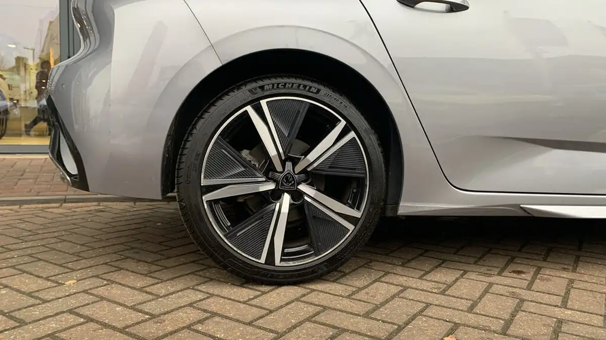 2022-peugeot-308-12-puretech-gt-big-15