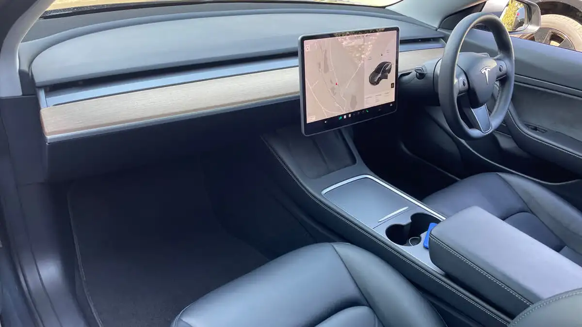 2020-tesla-model-3-e-long-range-big-9
