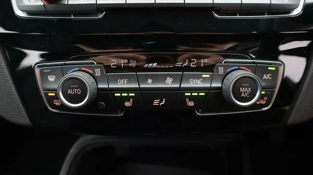 2020-bmw-x1-15-sdrive18i-xline-big-12
