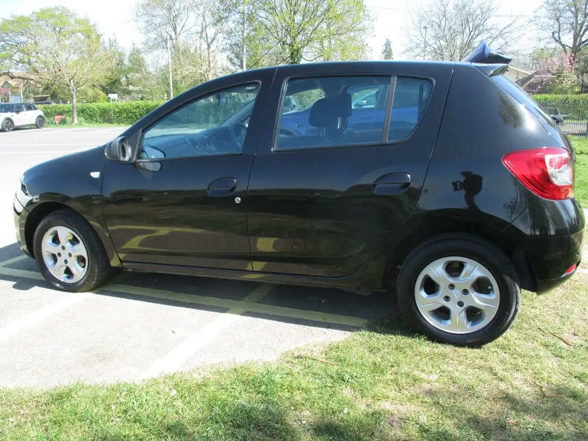 2013-dacia-sandero-12-laureate-big-10