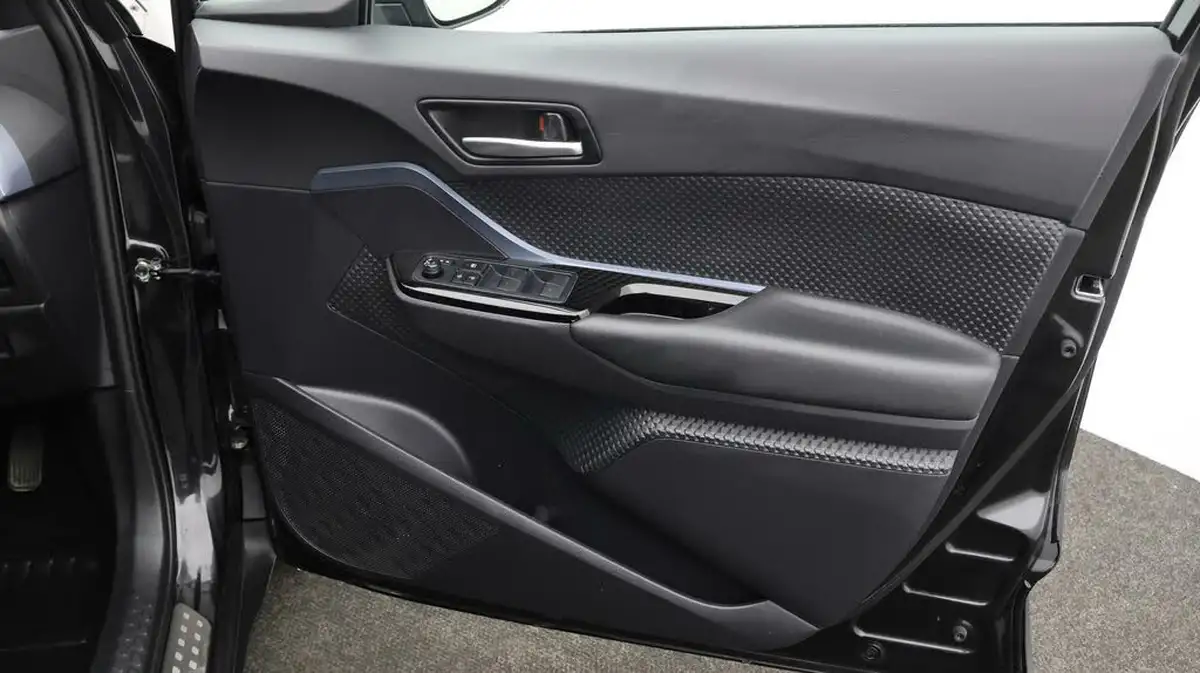 2022-toyota-c-hr-18-vvt-i-design-big-9