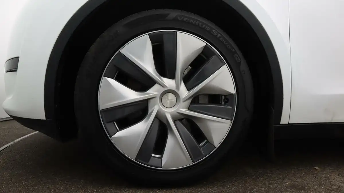 2023-tesla-model-y-e-rwd-big-18