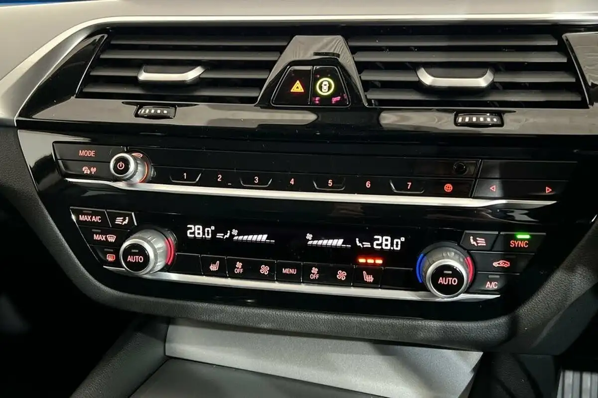 2021-bmw-5-series-20-530e-se-touring-5d-big-17