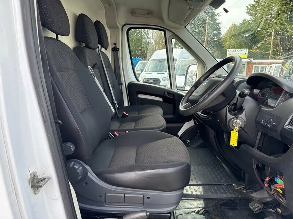 2020-peugeot-boxer-22-bluehdi-professional-335-l3-h2-panel-big-18