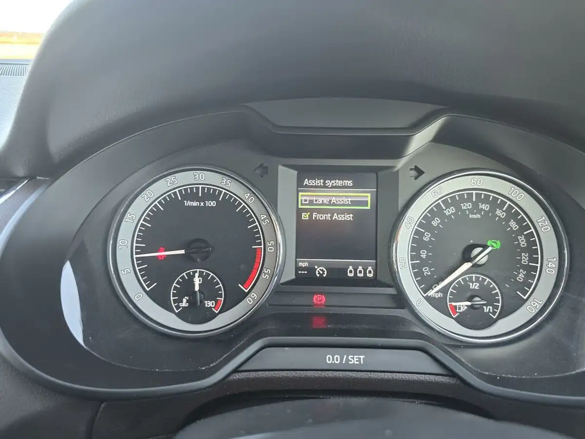 2018-skoda-octavia-20tdi-laurin-klement-estate-dsg-big-45