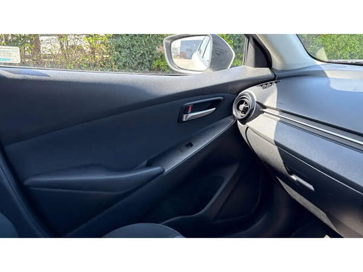 2016-mazda-mazda2-15-se-big-49