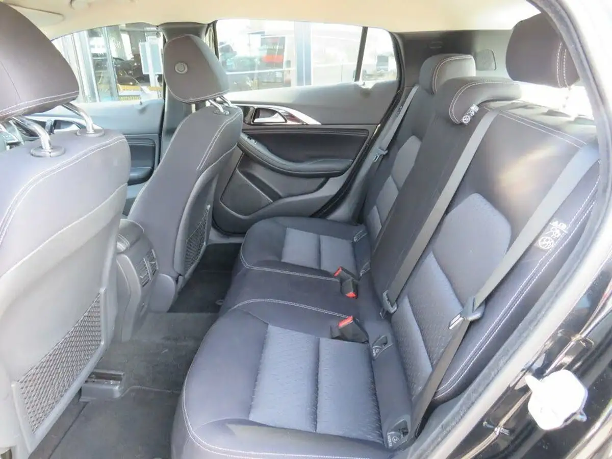 2017-infiniti-q30-15d-business-executive-dct-big-23