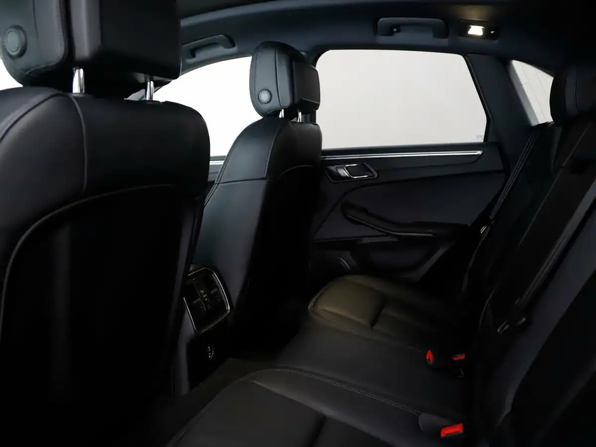 2023-porsche-macan-20-big-12