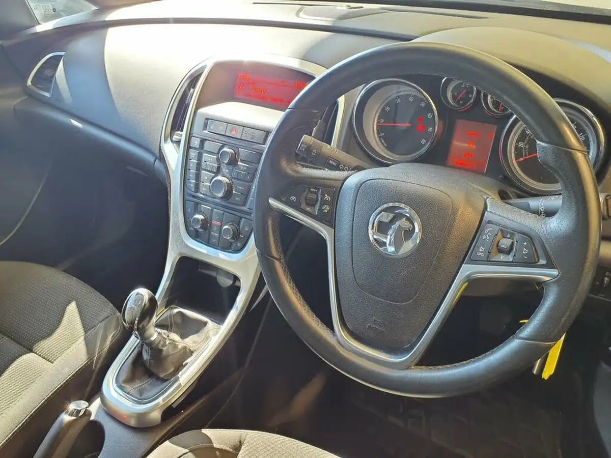 2013-vauxhall-astra-14-sri-100ps-1398cc-big-1