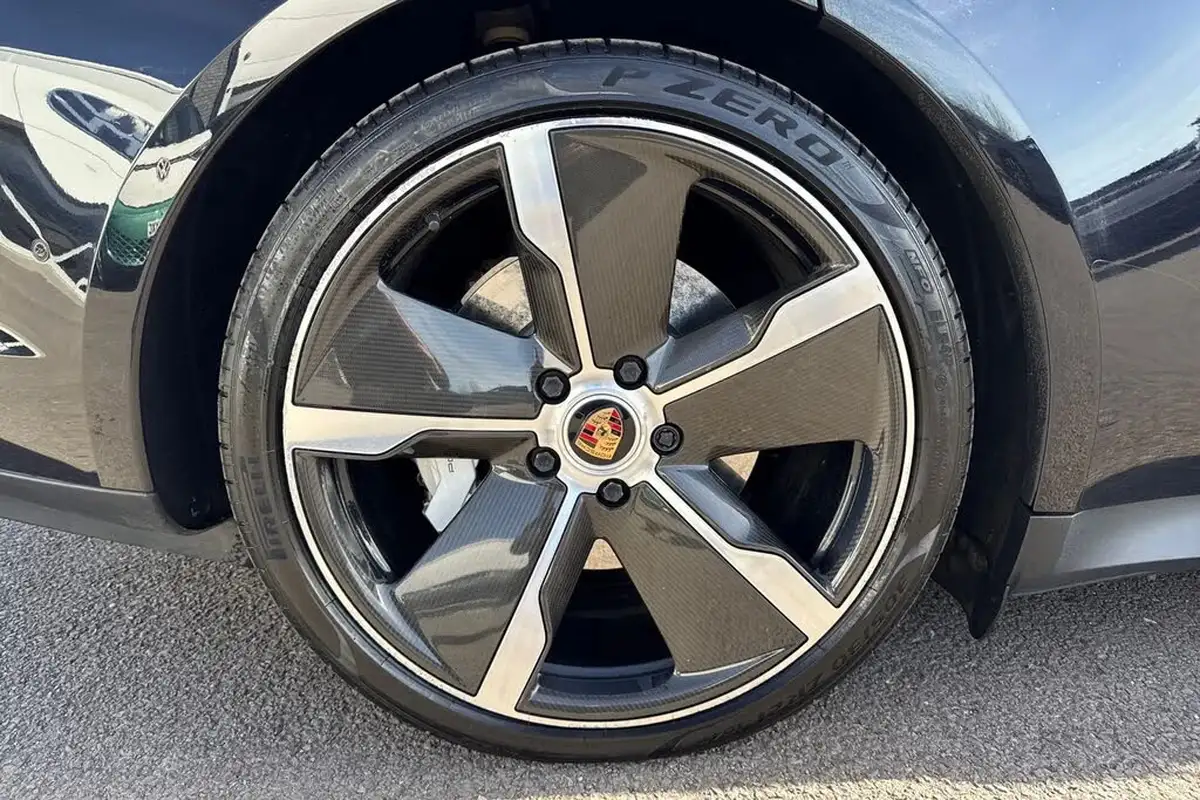 2020-porsche-taycan-e-turbo-big-10