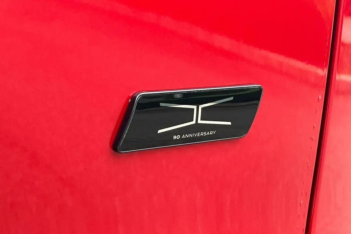 2024-jaguar-f-pace-20-d200-r-dynamic-se-black-90th-anniversary-edition-big-10