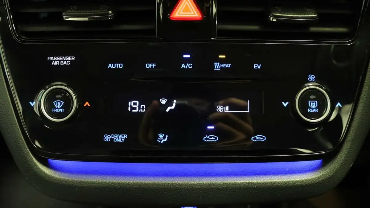 2022-hyundai-ioniq-e-premium-electric-big-11