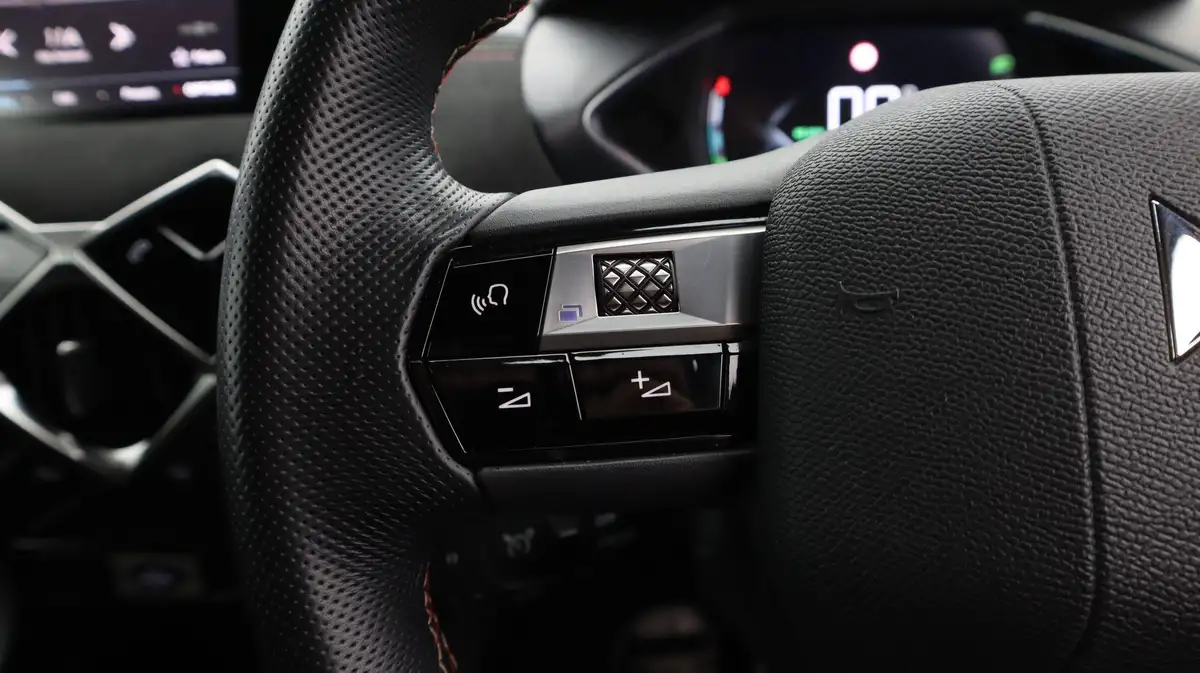 2021-ds-ds-3-crossback-e-tense-performance-line-big-25