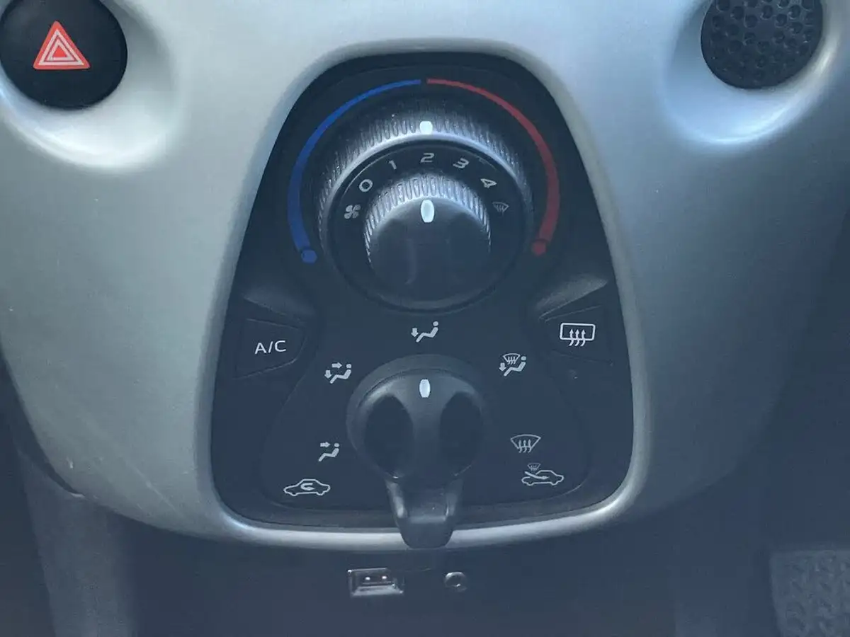 2014-citroen-c1-10-vti-feel-5d-big-29