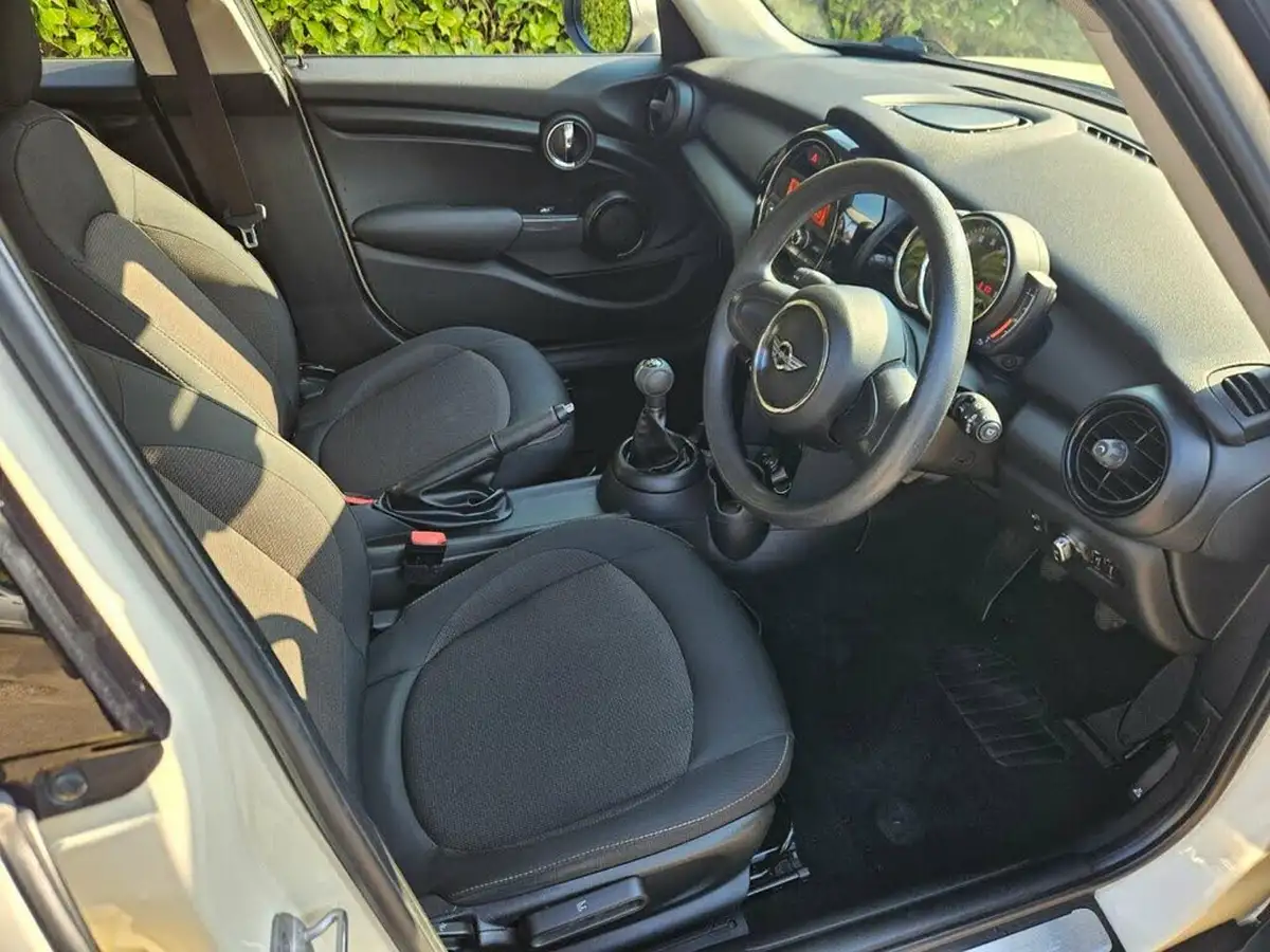 2017-mini-cooper-12-one-5d-big-9