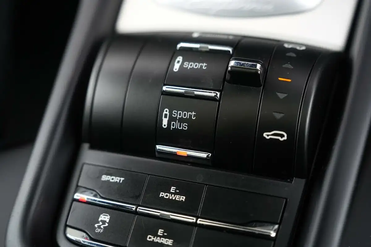 2017-porsche-cayenne-30-s-e-hybrid-platinum-edition-big-26