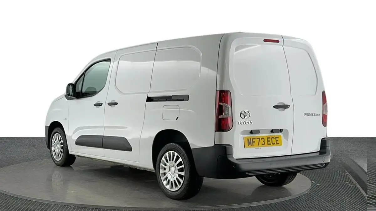 2023-toyota-proace-city-15d-icon-l2-big-2