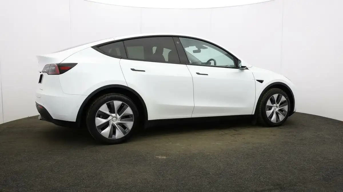 2022-tesla-model-y-e-long-range-big-47
