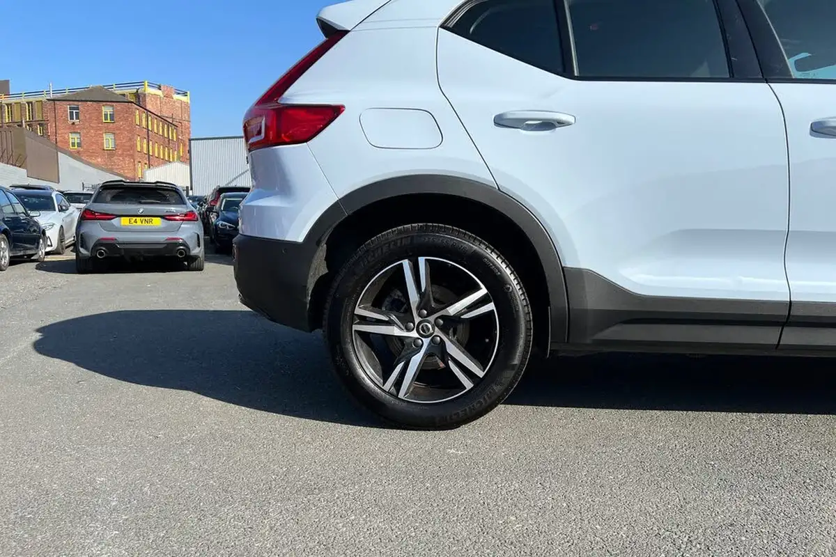 2024-volvo-xc40-20-b3-plus-big-4