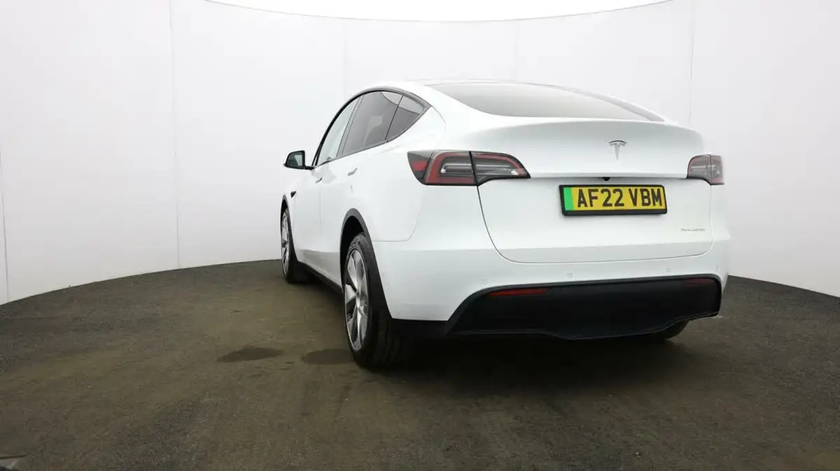 2022-tesla-model-y-e-long-range-big-23