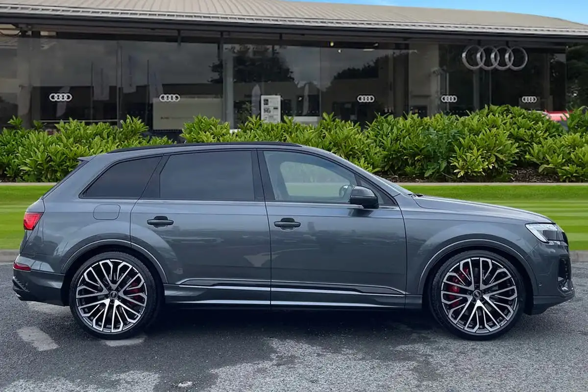 2025-audi-sq7-40-tfsi-black-edition-big-2