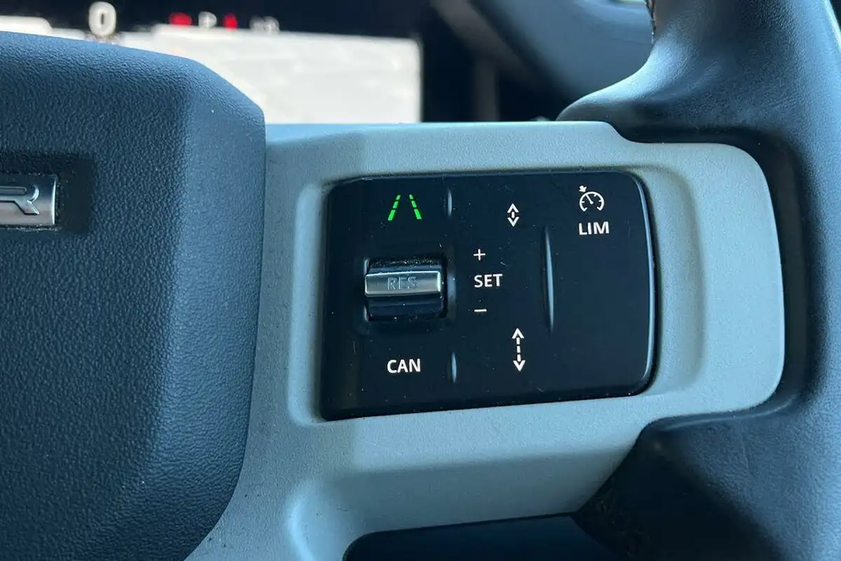 2024-land-rover-110-defender-30-d250-se-big-45
