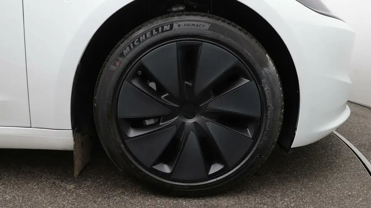 2024-tesla-model-3-e-rwd-big-18