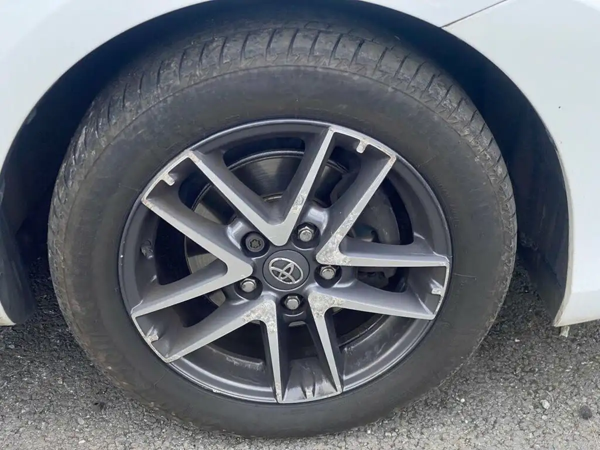 2015-toyota-auris-16-icon-plus-hatchback-big-26