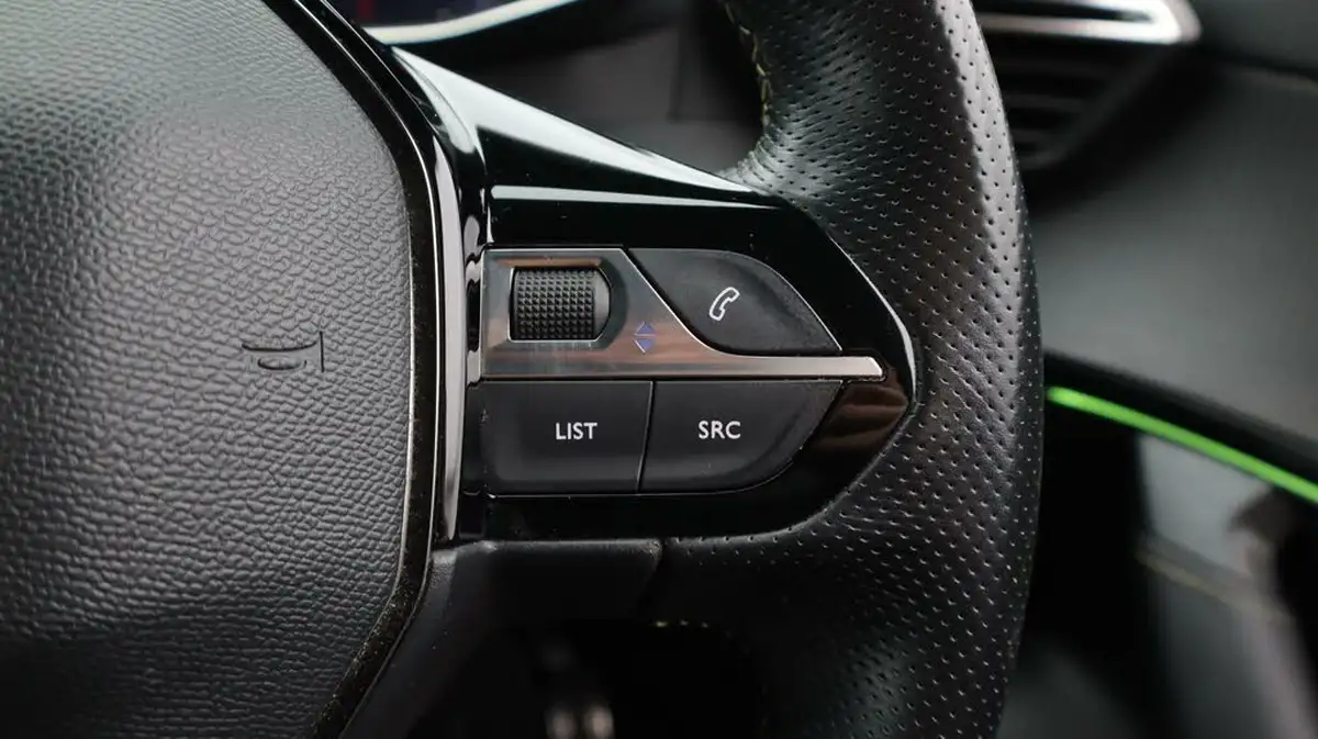 2021-peugeot-2008-suv-15-bluehdi-gt-big-25