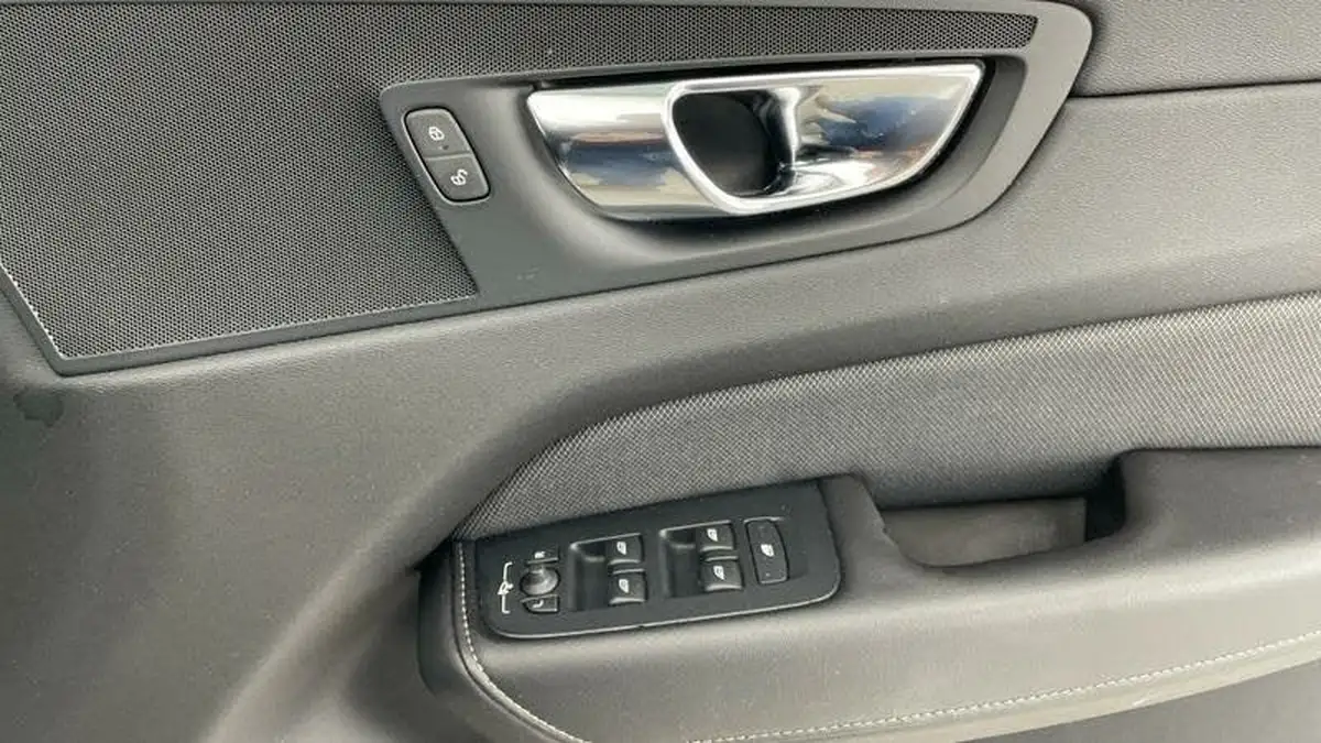 2020-volvo-xc60-20-b5-r-design-awd-big-23